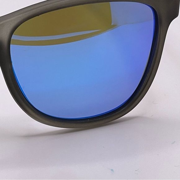 Lightweight Polarized Sunglasses with Blue Mirrored Lenses - Picture 10 of 10